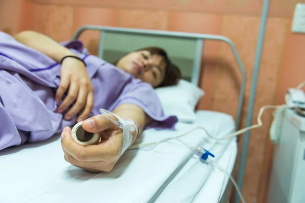 Femme patiente dormant dans un lit d'hôpital — Photo