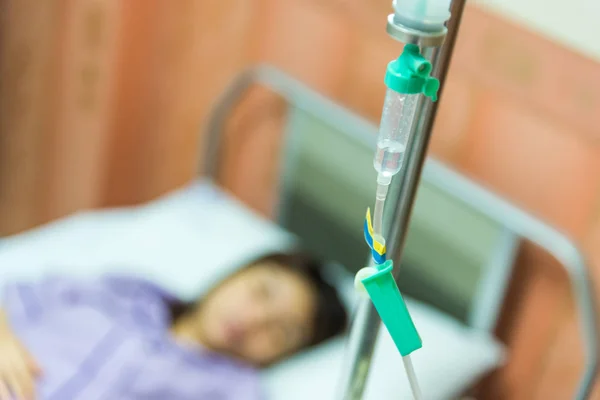 Kvinna patienten sova i sjukhussäng — Stockfoto
