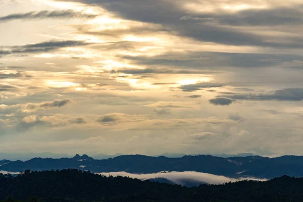 Dağ doğa sisli bulutlar hızlı hareket — Stok fotoğraf