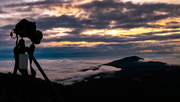 Silhouet van de camera op statief met sunrise sky — Stockfoto