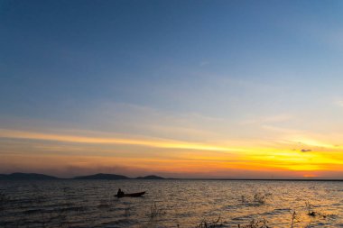 Nehirde kano silüeti