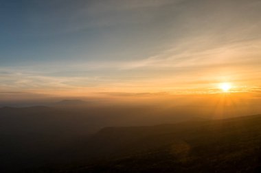Gün batımı Phu Kradueng,: Loei, Thailand