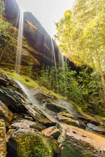 Красивый тропический тропический водопад в глубоком лесу, Фу Крад — стоковое фото