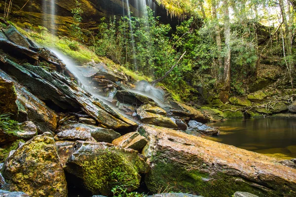 Schöner tropischer Regenwald-Wasserfall im tiefen Wald, phu krad — Stockfoto