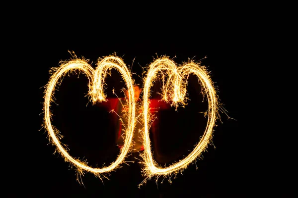 Sparklers coração, Usando uma câmera com uma velocidade de obturador lento — Fotografia de Stock