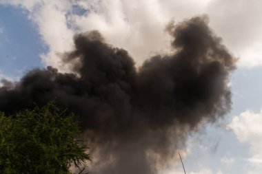 Bir sürü siyah ateşten duman