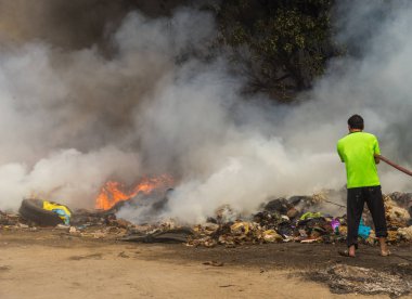 İtfaiyeciler yangına su hortumu kullanarak