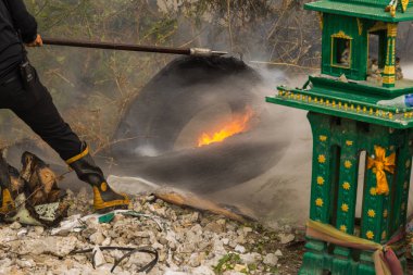 İtfaiyeciler yangına su hortumu kullanarak