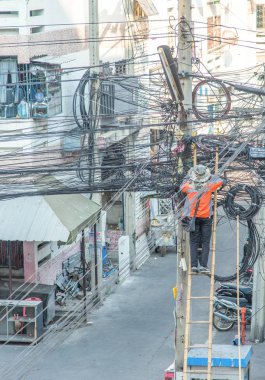 bir elektrikli yan hakem bir çizgi üzerinde çalışma