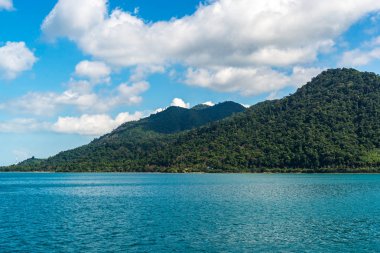 Bulutlar deniz manzaralı ufukta. Seyahat tropikal Island resort bir