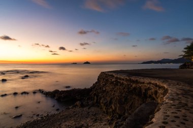 güzel deniz manzarası ve alacakaranlık gökyüzü, renkli cennet backgro