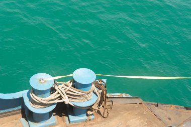 Halatı ve deniz suyu ve sahil arka plan üzerinde baba