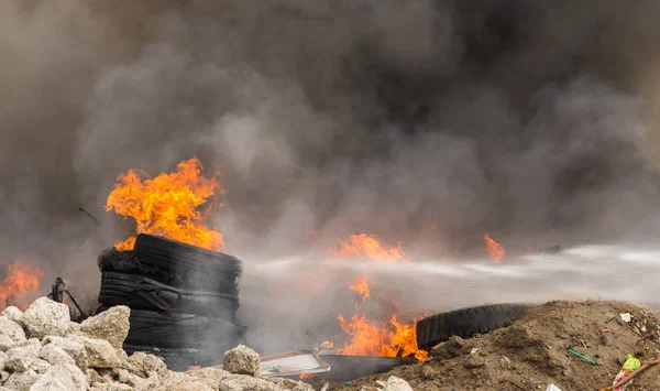 Burning rubber tires creating big black smoke and pollution. — Stock Photo, Image