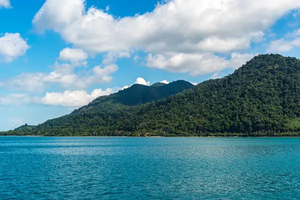 Bulutlar deniz manzaralı ufukta. Seyahat tropikal Island resort bir