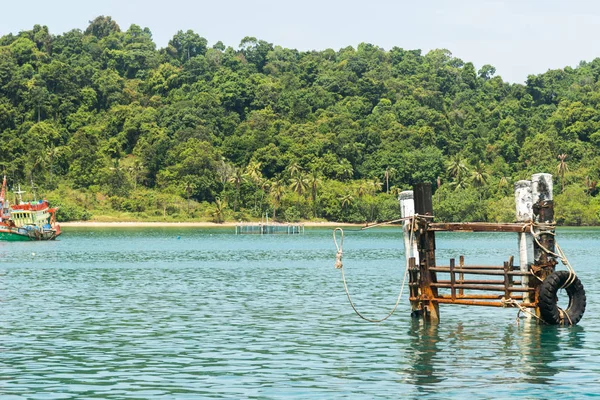 Encaixe de aço resistido em um molhe contra fundo de br — Fotografia de Stock