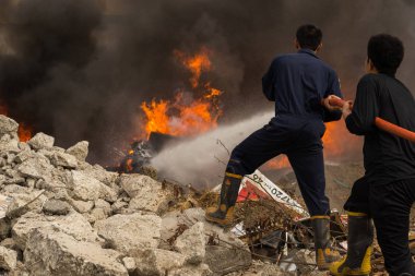 Nonthaburi, Tayland - 11 Şubat 2017: İtfaiyeciler köknar mücadele