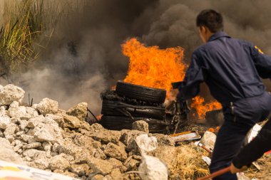 Nonthaburi, Tayland - 11 Şubat 2017: İtfaiyeciler köknar mücadele