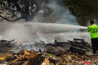 Nonthaburi, Tayland - 11 Şubat 2017: İtfaiyeciler köknar mücadele