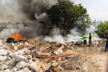 Nonthaburi, Tayland - 11 Şubat 2017: İtfaiyeciler köknar mücadele