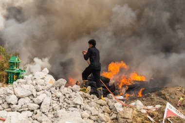 Nonthaburi, Tayland - 11 Şubat 2017: İtfaiyeciler köknar mücadele