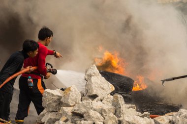 Nonthaburi, Tayland - 11 Şubat 2017: İtfaiyeciler köknar mücadele