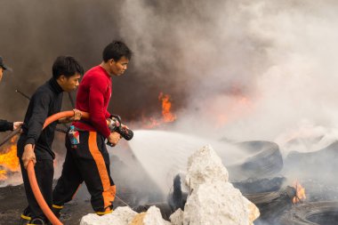 Nonthaburi, Tayland - 11 Şubat 2017: İtfaiyeciler köknar mücadele