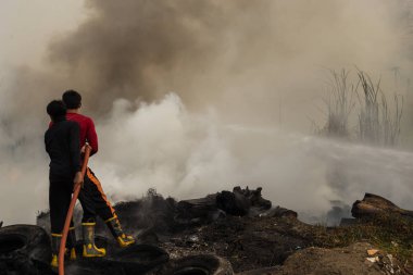 Nonthaburi, Tayland - 11 Şubat 2017: İtfaiyeciler köknar mücadele