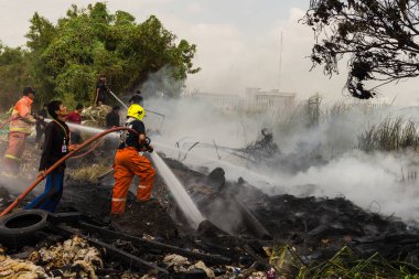 Nonthaburi, Tayland - 11 Şubat 2017: İtfaiyeciler köknar mücadele