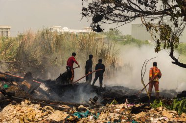 Nonthaburi, Tayland - 11 Şubat 2017: İtfaiyeciler köknar mücadele