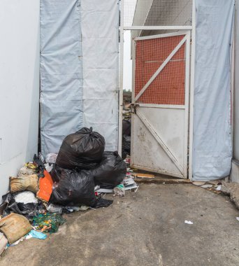 Siyah plastik çöp torbaları kapının önünde kaldı