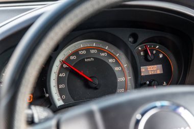 Işık ile araba kilometre, hız sınırı, mil saatte 60 kilometre 