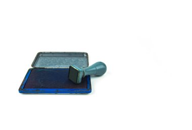 Mavi mürekkep izole beyaz arka plan üzerinde marka pul.