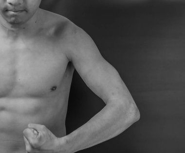 siyah arka plan üzerine izole kas genç adam.