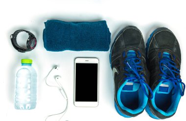 Bazı spor malzemeler izole beyaz zemin üzerine vardır,