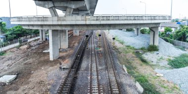 Demiryolu parça yolu.
