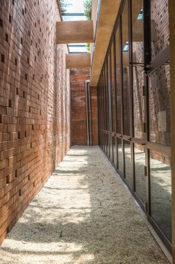 tuğla duvar ve cam pencere arka plan