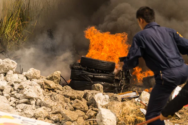 Nonthaburi, Tayland - 11 Şubat 2017: İtfaiyeciler köknar mücadele