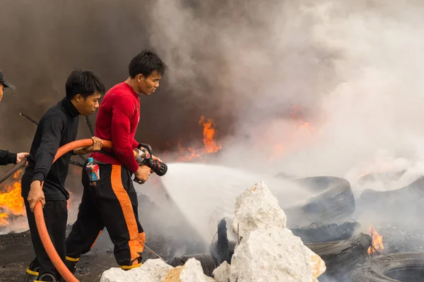 Nonthaburi, Tayland - 11 Şubat 2017: İtfaiyeciler köknar mücadele