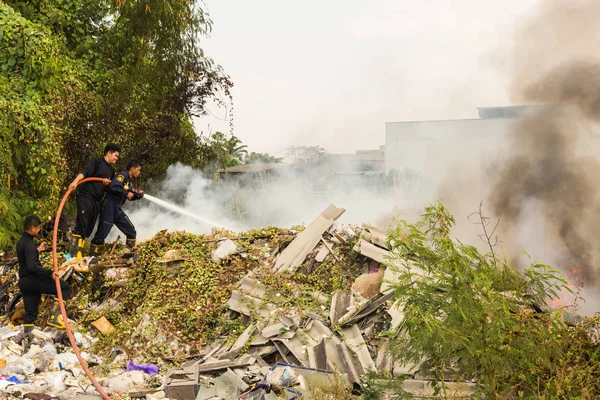 Nonthaburi, Thailand - March 11, 2017 : Firemen fighting the fir — Stock Photo, Image