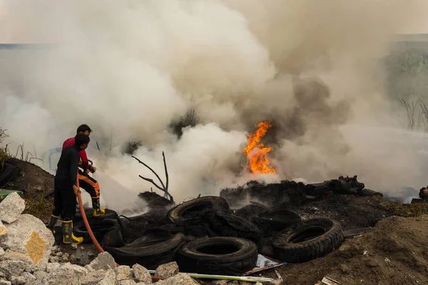 Nonthaburi, Tayland - 11 Şubat 2017: İtfaiyeciler köknar mücadele