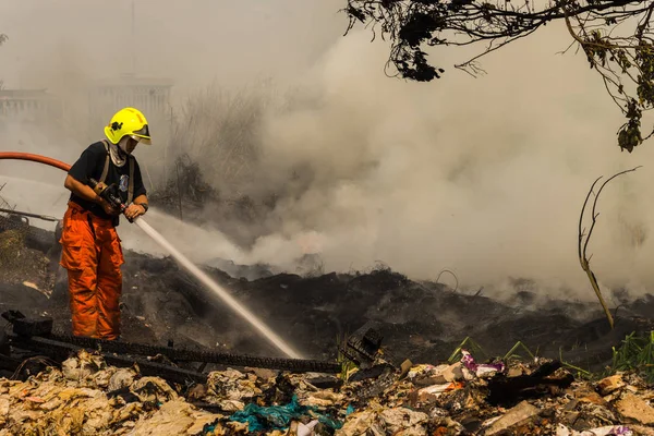 Nonthaburi, Thailand - March 11, 2017 : Firemen fighting the fir — Stock Photo, Image