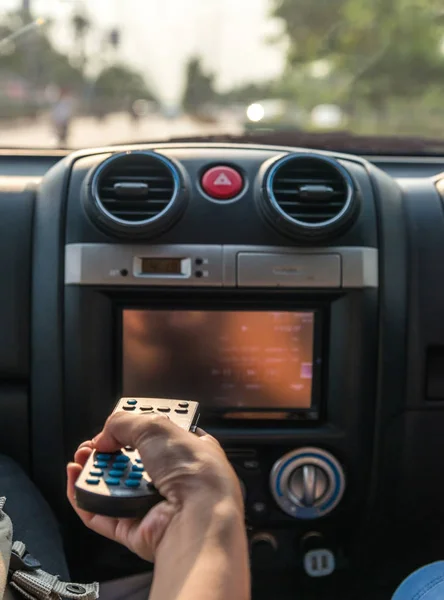 Control remoto para reproductor de discos compactos en un coche —  Fotos de Stock