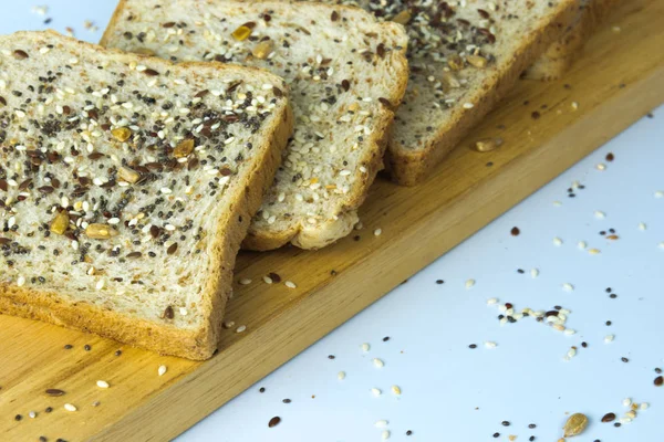 Tahıl ekmek izole üzerinde beyaz arka plan