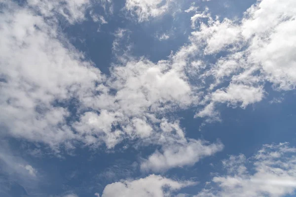 Céu azul fundo com nuvem — Fotografia de Stock