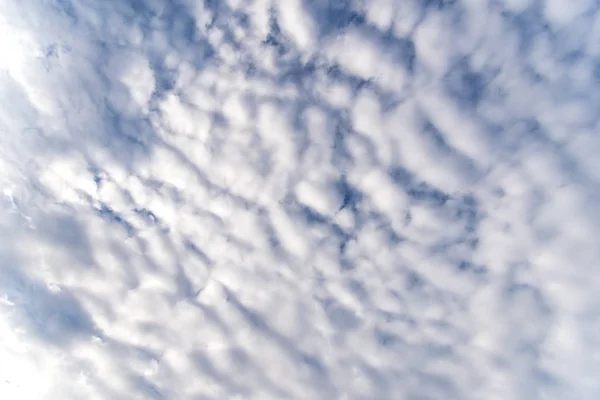 Fundo céu azul com nuvens — Fotografia de Stock