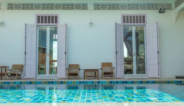 Masa ve sandalyeler havuz.