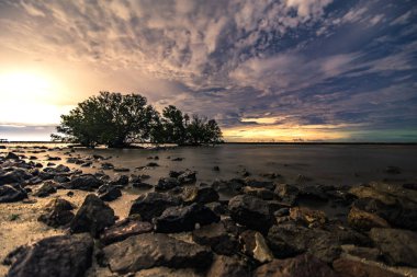 Işık yanıp söner ve renkli gla parlama ile gece manzarası