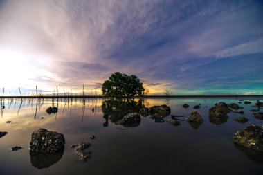 Işık yanıp söner ve renkli gla parlama ile gece manzarası