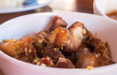 bir kase içinde gevrek domuz eti