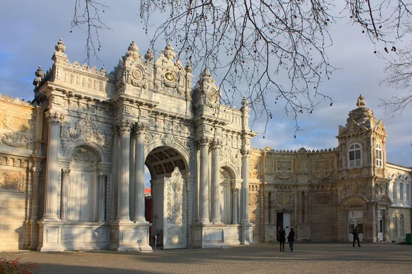 Hoofdingang in Dolmabahce Paleis in Istanbul — Stockfoto
